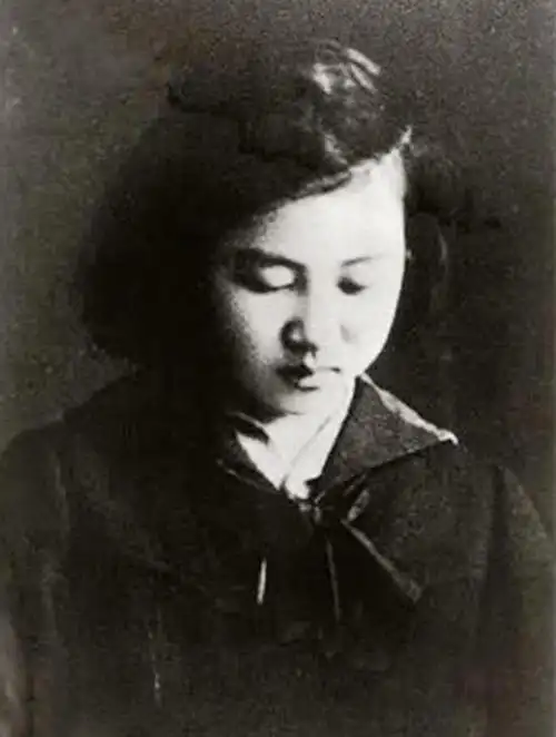 于是,同年11月,川岛芳子和甘珠尔扎布在旅顺举行婚礼,彼时芳子才21岁