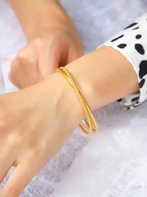 手镯佩戴方便看上去很大气黄金手链则更加时尚,款式丰富多样当然,叠戴