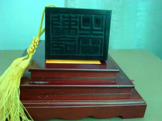 三,在公元1294年的时候,传国玉玺在元朝的时候显露了出来,被人在闹市