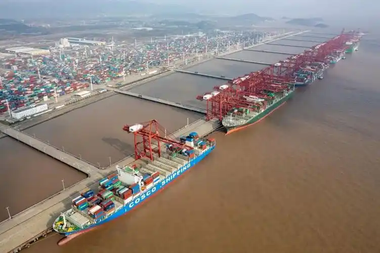 浙江宁波舟山港梅山港区集装箱码头一派繁忙景象.图源:新华社