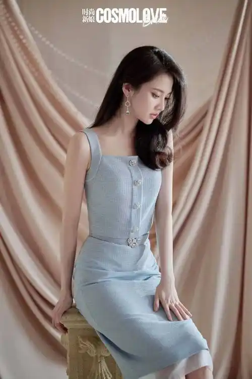 张慧雯再登杂志封面,清纯甜美惹人爱,白色礼服宛如新娘