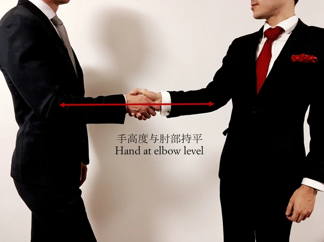 如何握手才能给对方留下良好的印象呢?