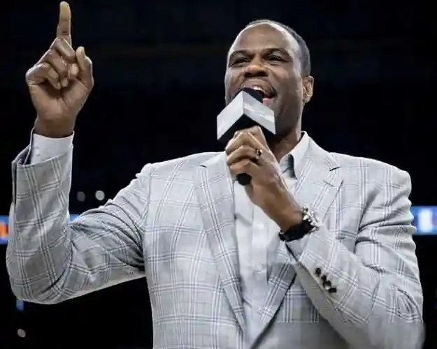 9,大前锋:卡尔马龙,号码11,被誉为"犹他双煞"之一,虽未能获得nba总