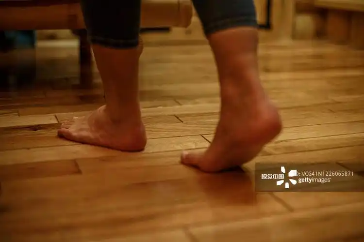 赤脚走在地板上