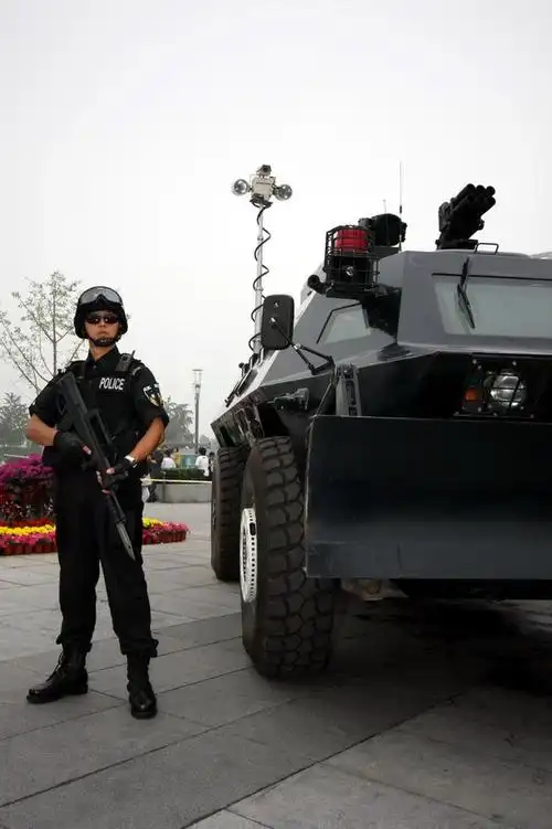 国庆前装甲车旁严阵以待的特警