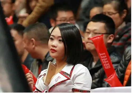 cba四川主场波霸篮球宝贝胸夹手机 惊艳全场