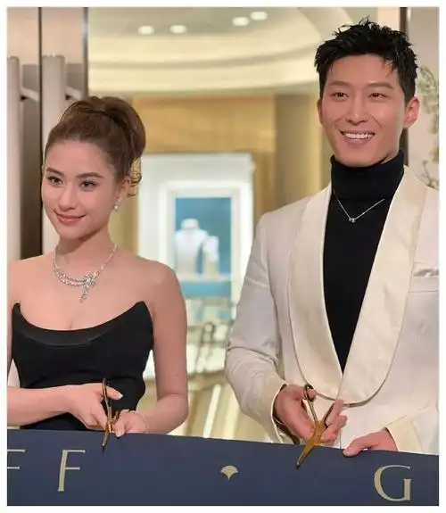 何超莲窦骁杭州亮相活动,白西装风采亮眼,夫妻同台尽显风采.