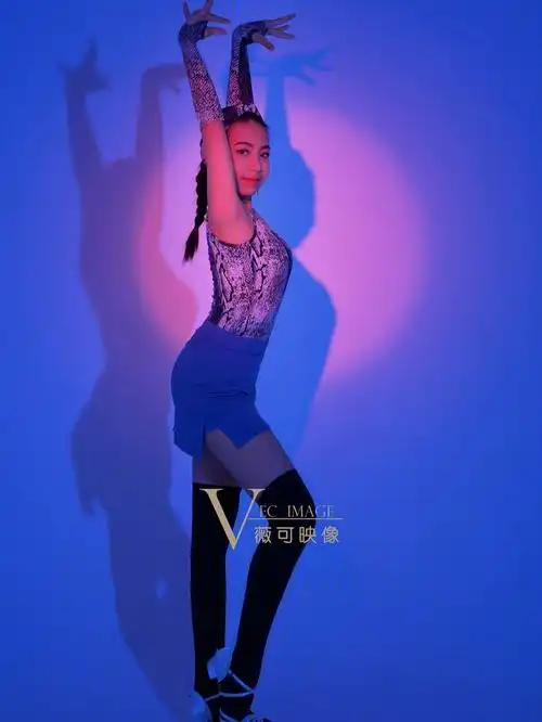 说她女儿学了拉丁舞已经五六年,一直想拍一组照片,但又没有找到合适的