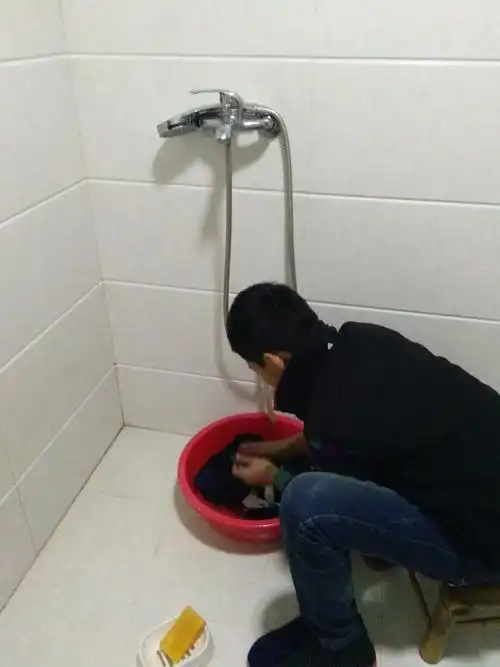 (5)我为家里做四件家务:打扫卫生,叠被子,洗碗,洗衣务