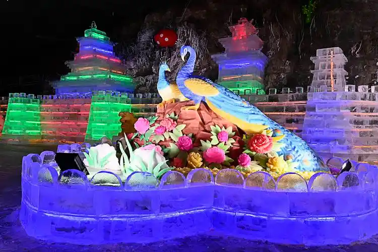 冰灯亮雪雕美延庆龙庆峡冰灯冰雪季共同助力冬奥盛会