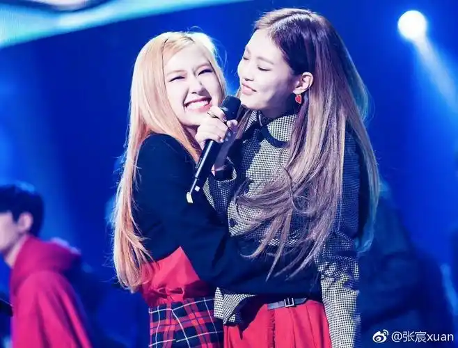 团魂炸裂blackpink 发现一对偷偷发糖的"肉泥"