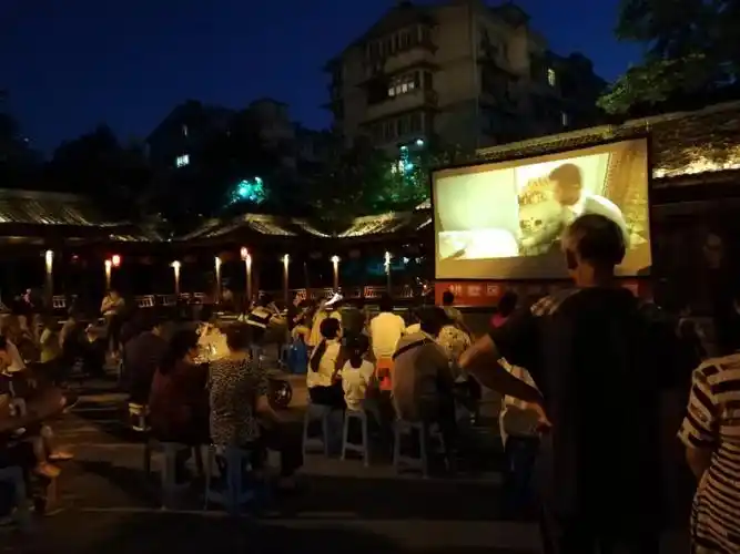 新时代文明实践在米市露天放电影夏日送清凉