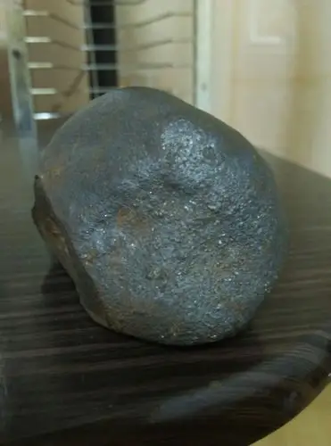 捡到一块似铁非铁的石头,用细线捆绑磁铁实验有一点吸力,重220克密度