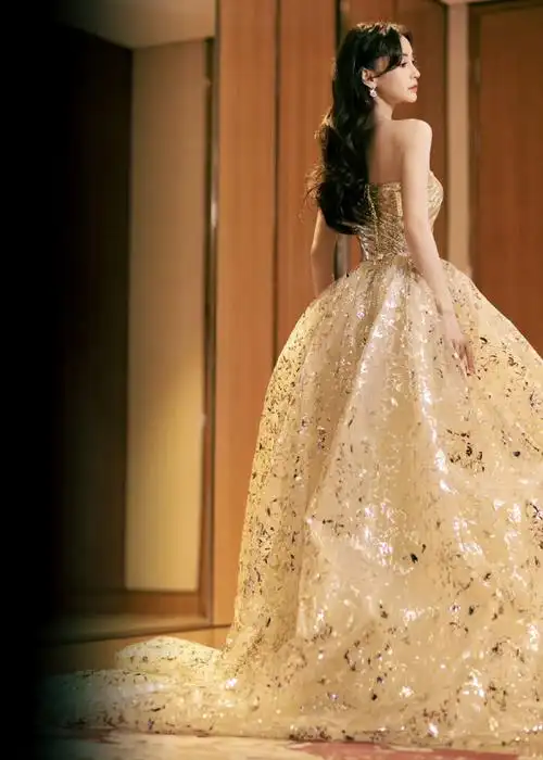 金色的长裙真的很像一个优雅美丽的公主05#angelababy##杨颖