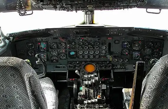 707客机驾驶舱