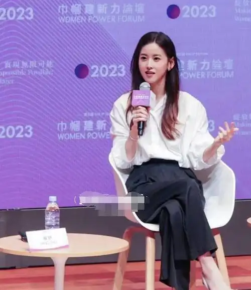 章泽天出席活动,首次回应拒绝张艺谋,称这是不一样的人生选择