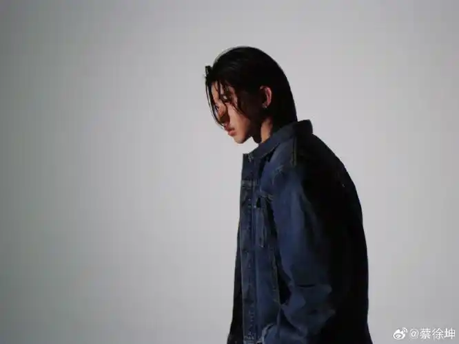 蔡徐坤长发#@蔡徐坤一如既往的能驾驭每个造型长发的恣意自由77