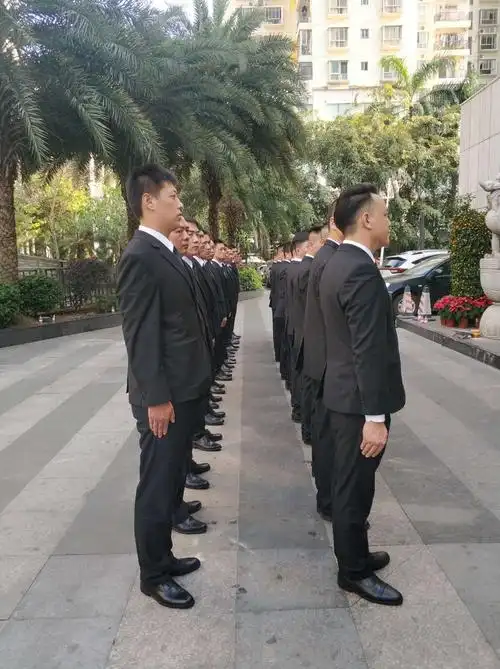 立正是军人的基本姿势,是队列动作的基础.