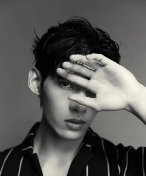 文渊艺术写真2016年,文渊出演了吴俊余《心里话》的音乐录影带,他也