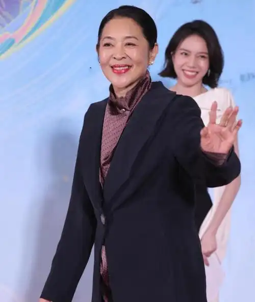 64岁倪萍近况亮相大学生电影节脸部变化有些大疑似整容过度