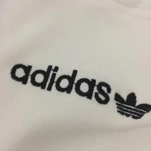 请问这个阿迪三叶草英文刺绣中间有连线是假的吗?