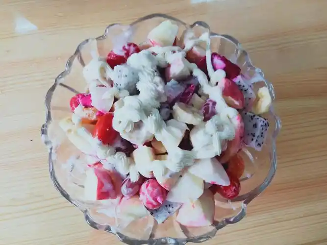 彩霞班萌娃制作美味的水果沙拉