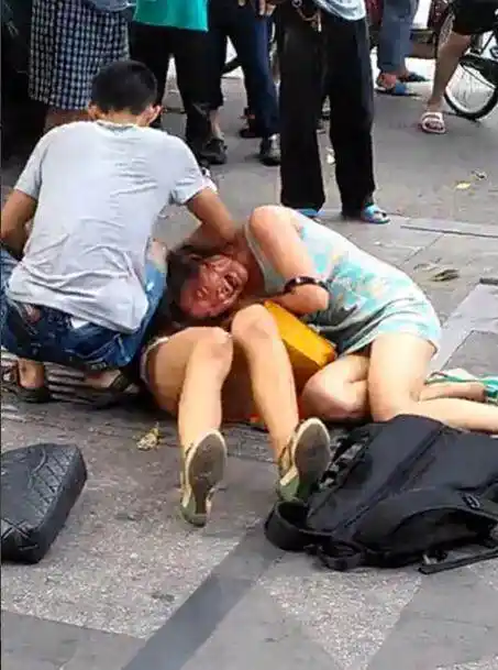 原配打小三反遭丈夫毒打,三人街头扭打在一起