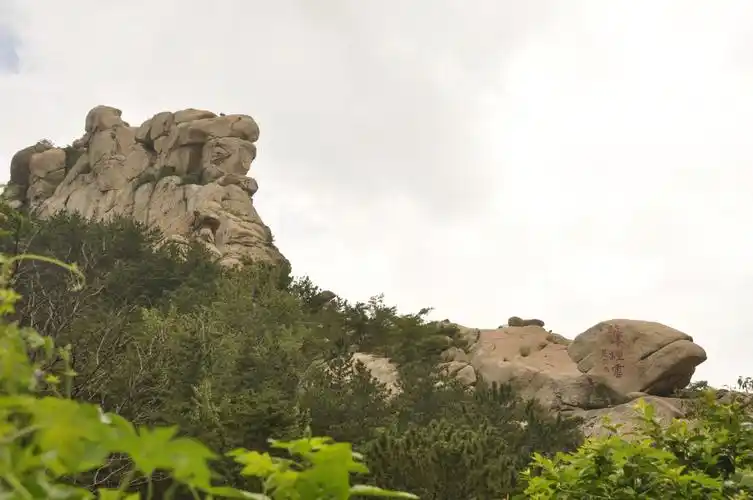 骆驼石位于外三水对面山峰.