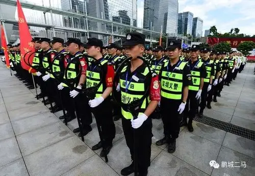 千名义警雨中宣誓上岗