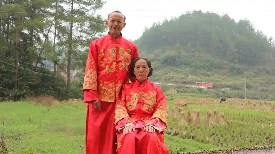 【暖新闻】大山深处的金婚夫妻从未合过影 南京学子帮他们实现了心愿