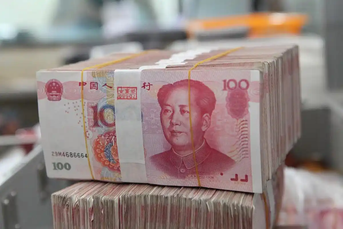 在外出住宿时,无意中在宾馆的抽屉里发现了一沓10万元的现金,你会怎么