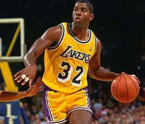 魔术师约翰逊当了几年总经理了约翰逊不适合当经理吗