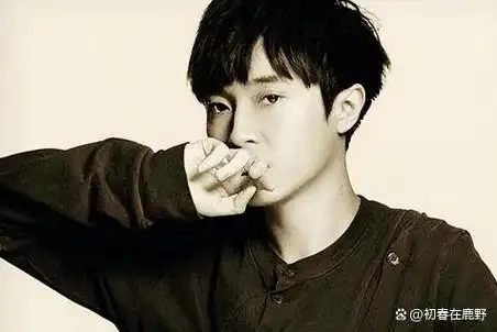 在一家被称为"女巫店"的地方驻唱时,邂逅了张悬,她后来成为了吴青峰的