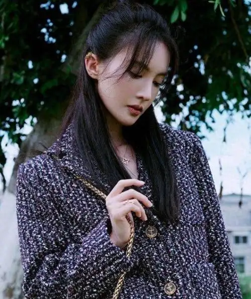 周围绿树成荫,金晨穿着优雅的衣服,风吹过脸庞,温柔从容