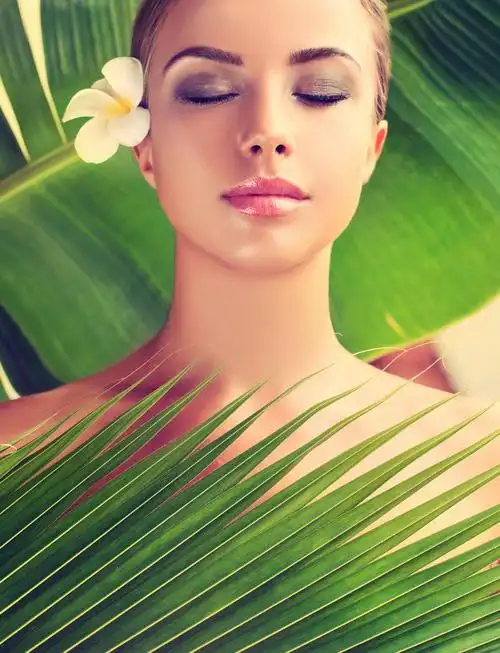 放松身心治疗spa的年轻女人