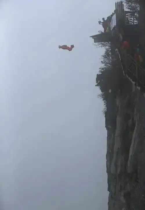 张家界三男一女集体跳崖,遗书细节曝光:压垮人生的,没有小事