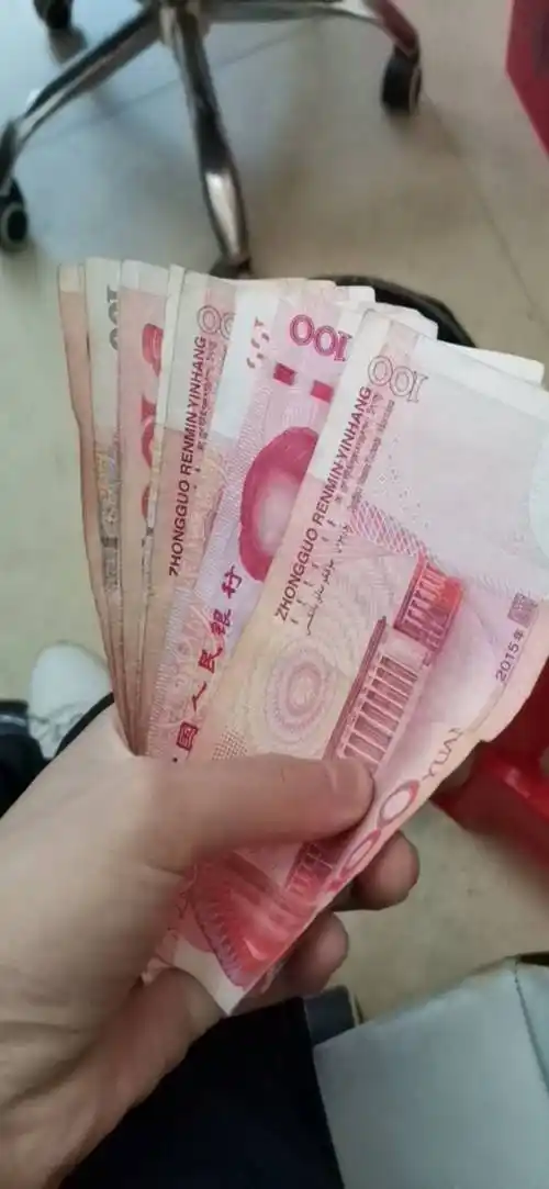 再发一次兄弟们,求一张手里1000块钱左右的现金图片,在家里拍的别太假