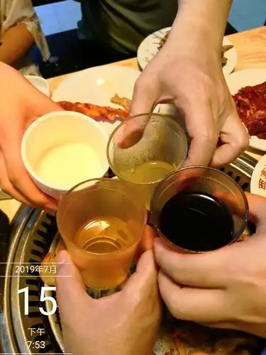 干杯,庆祝我们全家在一起了