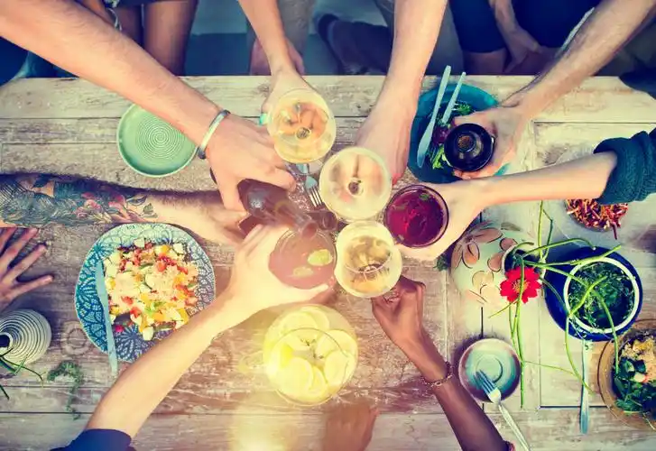 一群不同肤色的好朋友正在一起聚餐