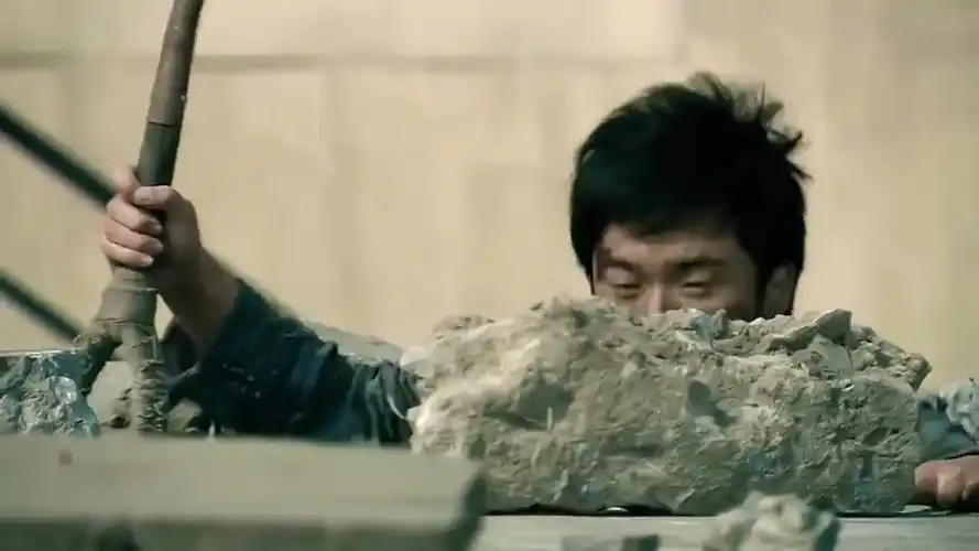 爆笑越狱场面,曾小贤挖地道越狱直接挖到天台上,这笑声太魔性了!