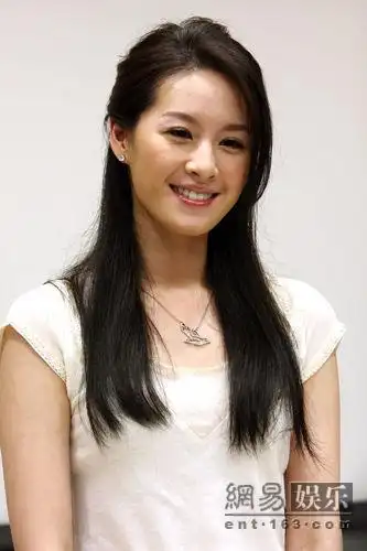 曾在电影《不能说的秘密》饰演晴依的气质美女曾恺玹今天带着迷人的