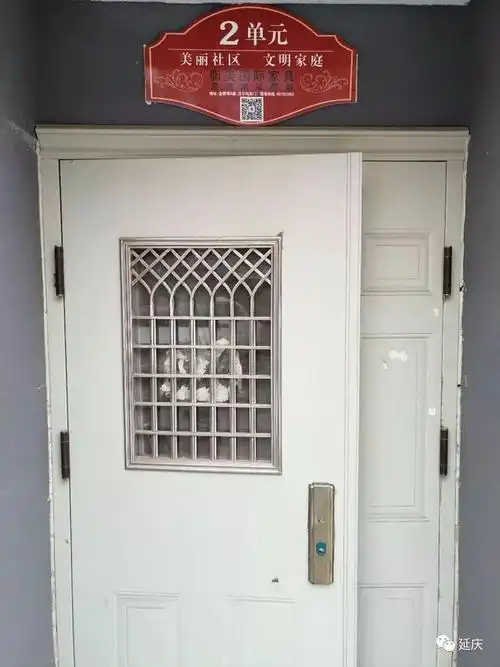 延庆这小区楼道门坏两年没人管居民时常有家难回