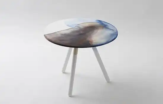 用天然染料涂涂桌子就成了泼墨水彩的艺术品