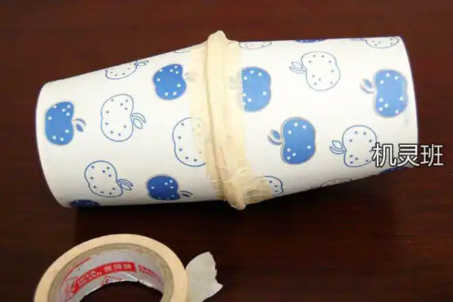 幼儿园用一次性纸杯手工自制打击乐器沙锤步骤图解