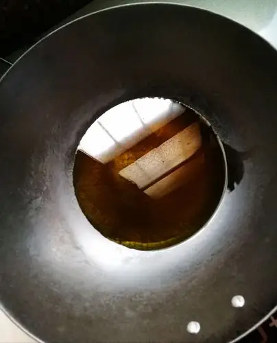 倒入10g色拉油烧热或菜籽油加热至大烟状态备用