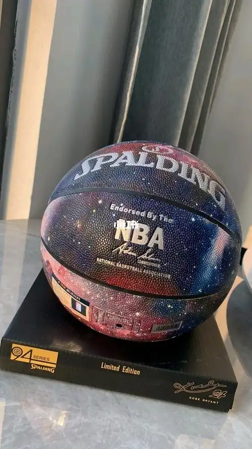斯伯丁星空限量版篮球设计灵感来源于浩瀚的星空宇宙,简洁经典的