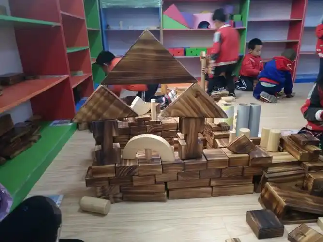 这是我们搭建的城堡     家里住着我们的爸爸妈妈    还有我们班