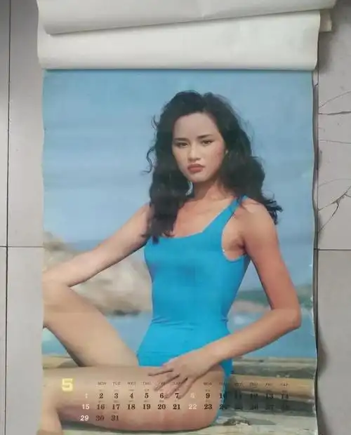 北京大街小巷的挂历上,都是瞿颖的身影,她彻底在模特圈火了.