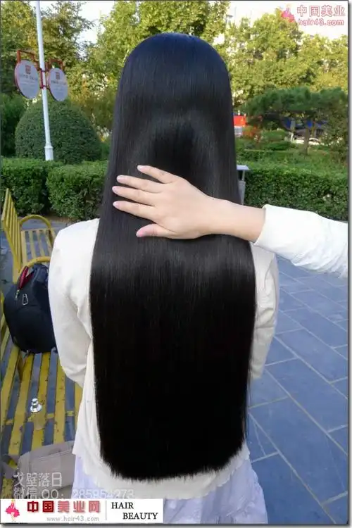 清秀的长发女生戈壁落日12号发模