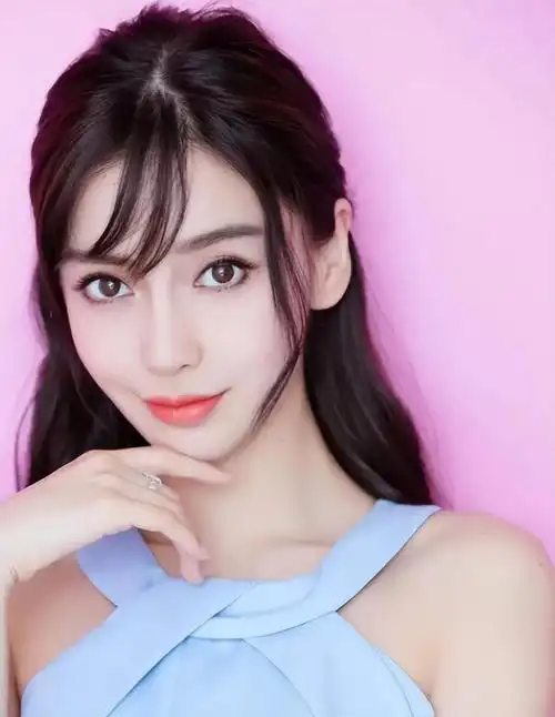 31岁杨颖登台领奖摄影师无心关闭美颜baby颜值暴露